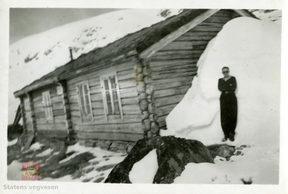 Bilde av den såkalte Storbrakka. Bygd av Statens vegvesen og senere overtatt av Skjåk almenning, og påbygd i søre delen. Den stod forholdsvis langt inne på Strynefjellet, gamle riksveg 258 som går fra Grotli hotel - Videsæter. Ikke vinterbrøytet nå etter at ny riksveg 15 ble bygd ca. 1975.
Den hadde stått veldig lenge, antydet 100 år. men ble tatt av snøras et sted mellom 1968 - 1973. Etter at Sverre Haugen hadde begynt i Statens vegvesen. Den ble ikke bygd opp igjen da. 
Personen ved hytta er Einar Bråten. Opplysninger fra Sverre Haugen, Skjåk, pensjonert høvelkjører i Statens vegvesen og Bjørn Romsås.
Ref. til  "Nasjonal verneplan for veger, bruer og vegrelaterte kulturminner. Statens vegvesen - Region Vest og Region Øst", fra 2002. "Nr. 79-80 Strynefjellet vegmiljø." Se vedlegg.