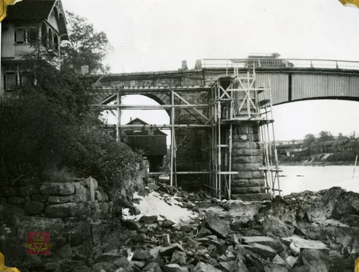 Kongsvinger bru over elva Glomma.
Ref. til "Meddelelser fra Veidirektøren," Nr. 12-1949 jf. "Kongsvinger bru, av overingeniør Gunnar Slungaard."