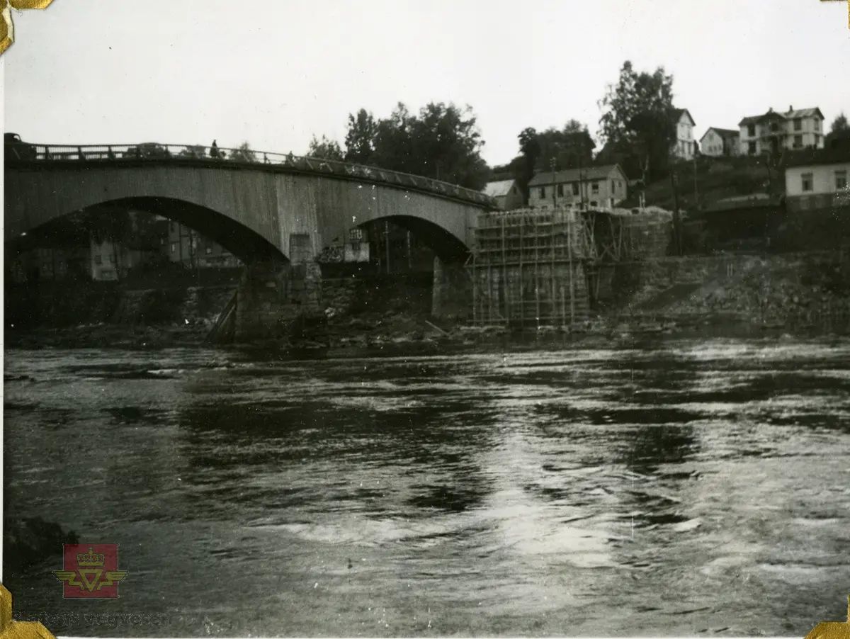 Kongsvinger bru over elva Glomma.
Ref. til "Meddelelser fra Veidirektøren," Nr. 12-1949 jf. "Kongsvinger bru, av overingeniør Gunnar Slungaard."