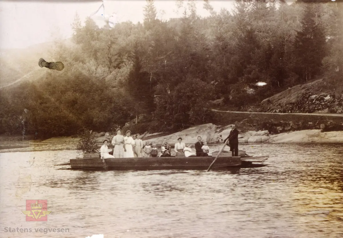 Ferje over Gåserudsundet i Lardal  17. mai 1910. Ferja ble avløst av bru i 1960.