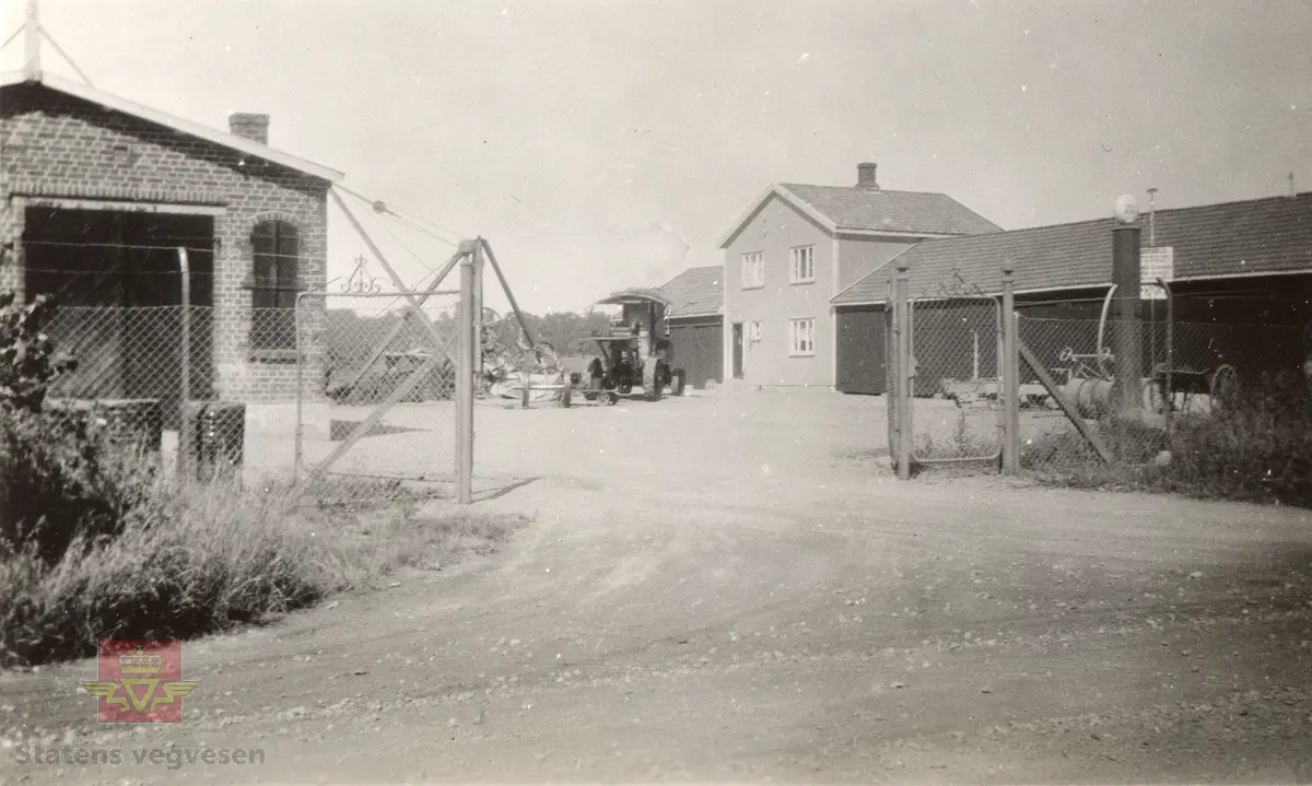 Vegstasjoner.  Gamle Ilene vegsentral, august 1931. (I følge merking) 
Vegstasjonen var i funksjon fra 1921-1923,  og stod mellom Tønsberg og Auli vegkryss.
Knyttes til Ilene  garasjeanlegg nr. NVM 07-F-04265.