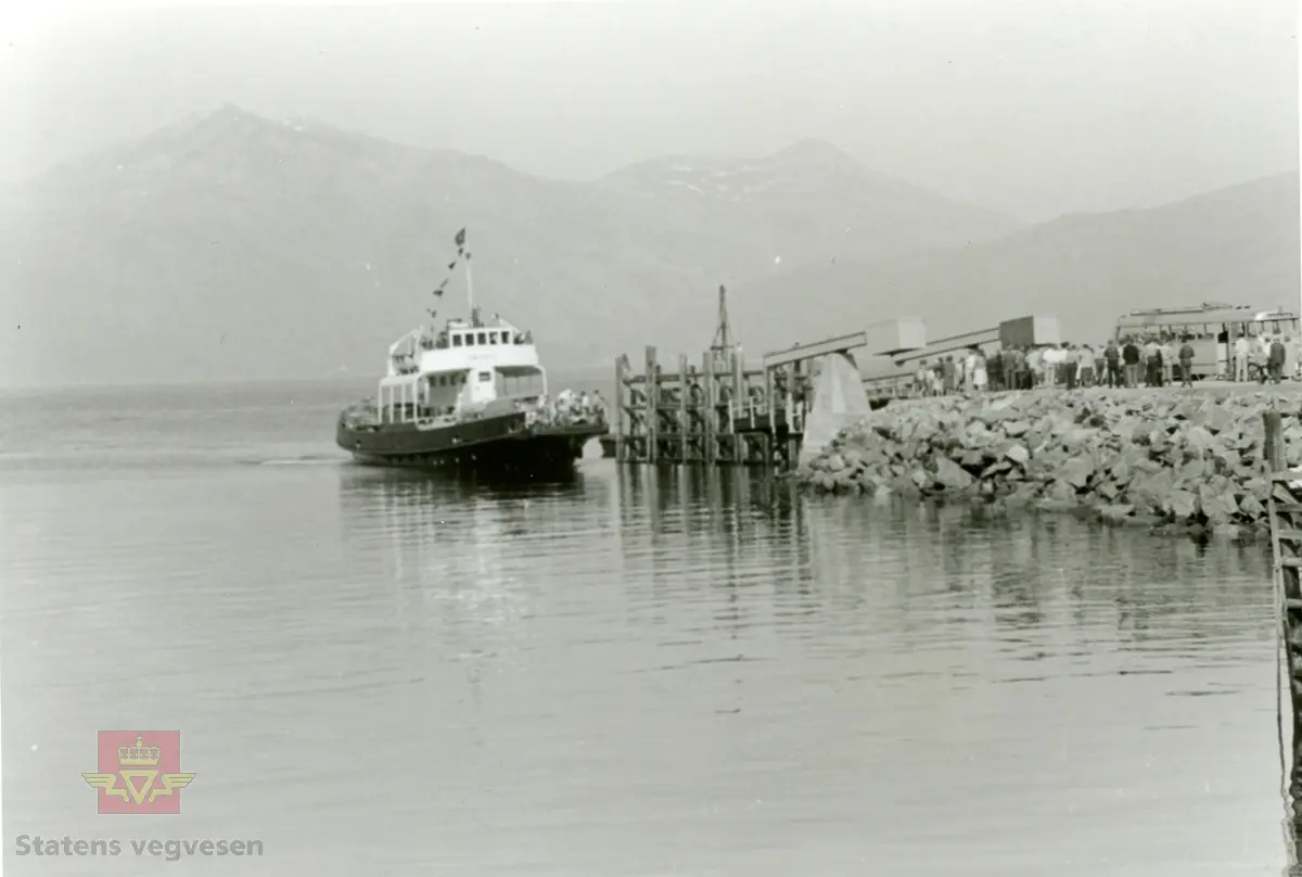 Rv.85. Åpning av Lødingen ferjekai i 1959. Ferga på tur til kai er "Røfjell".