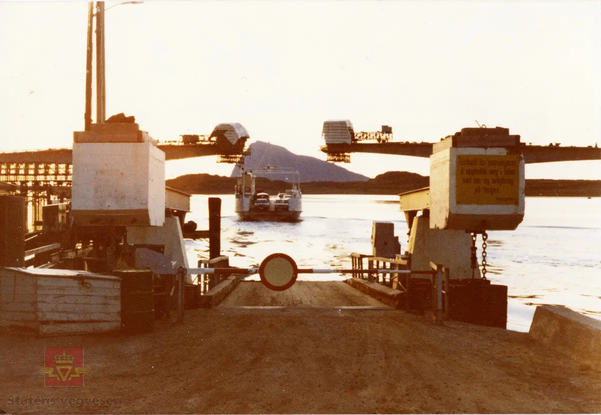 Europaveg 10  Sundklakkstraumen bru.
Bildet viser Sundklakkstraumen bro, som åpnet i oktober 1976. Fergen i bildet er "Lofotferje VI", som her er på tur til Sundklakk. Denne fergen ble senere ombygget, rorhuset ble hevet over bildekk, forskipet ble lukket og fergen ble utstyrt med hydraulisk baugvisir. Hun ble senere satt inn på Napp - Lilleeidet. (Opplysninger fra Kristian Horsevik)