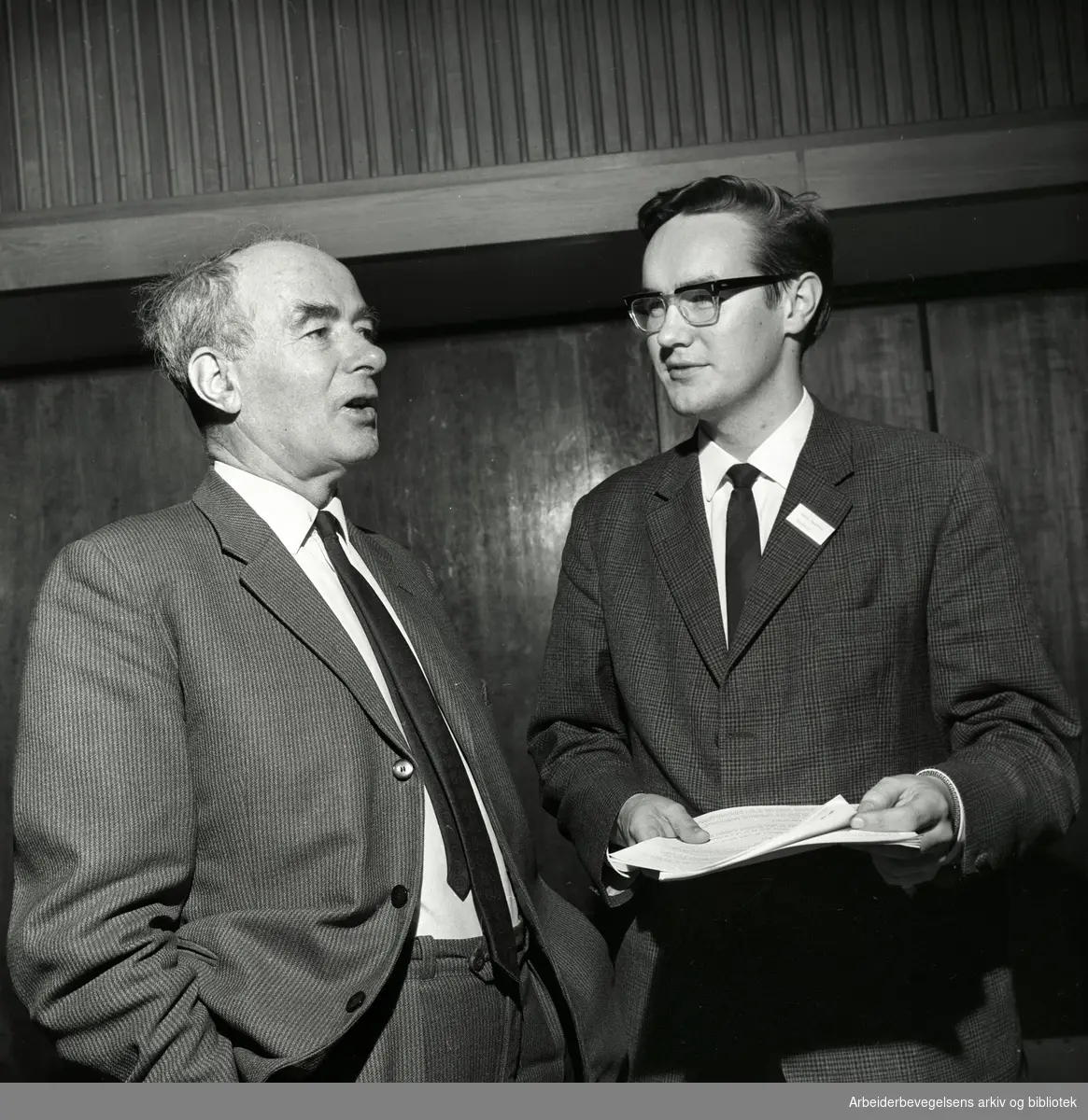 Landsmøte AUF, januar 1969. Trygve Bratteli sammen med den nyvalgte formannen Hans Raastad..