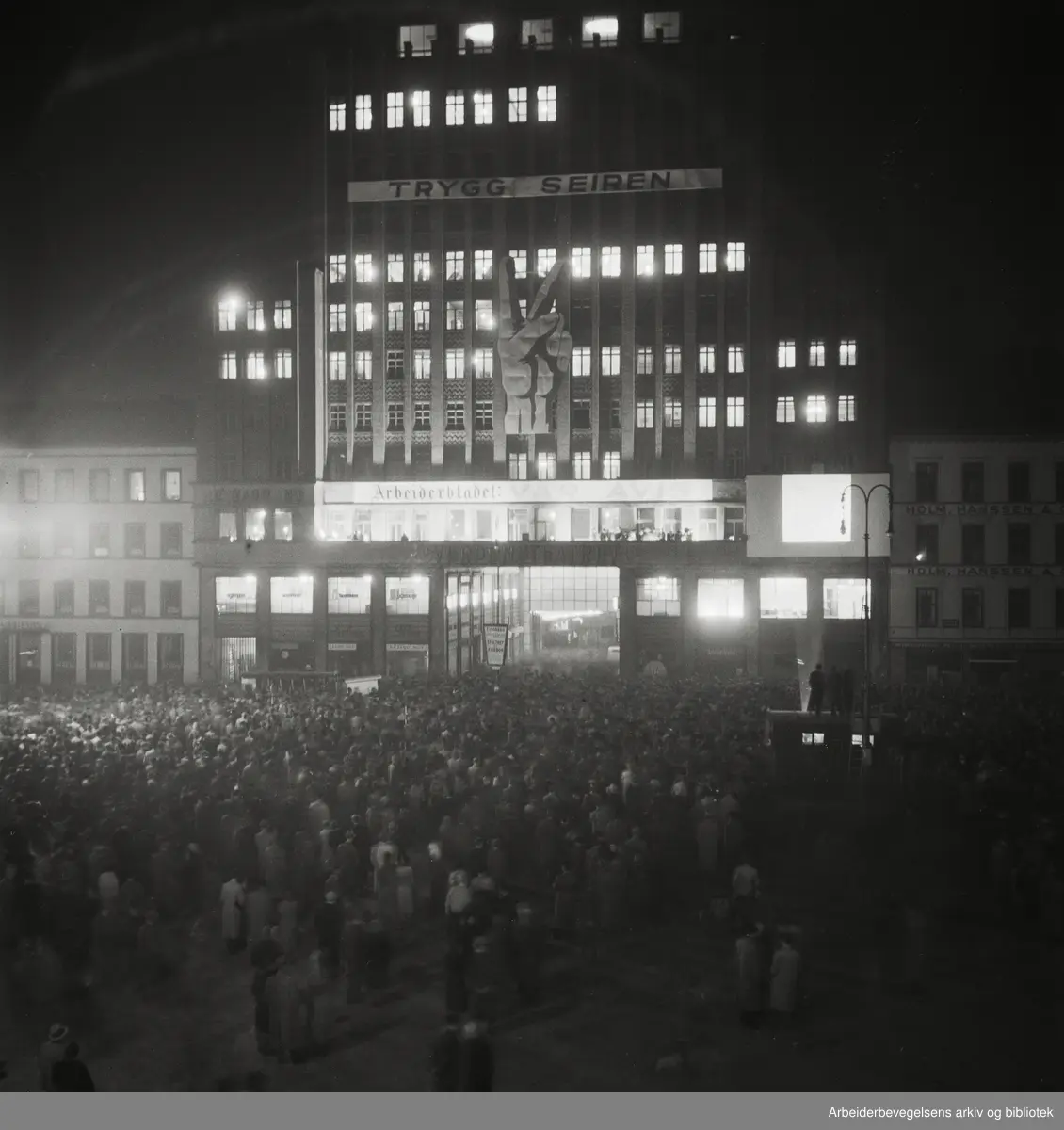 Stortingsvalget 1945. Arbeiderpartiets valgmøte på Youngstorget 8. oktober. "Trygg seiren".
