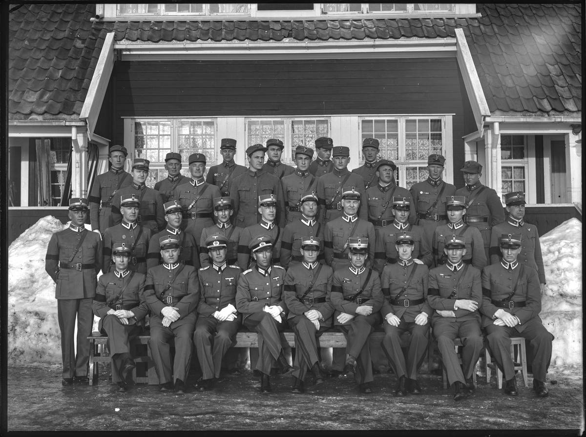 Gruppebilde av militære på Trandum leir 