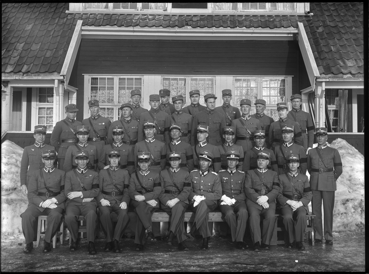 Gruppebilde av militære på Trandum leir 