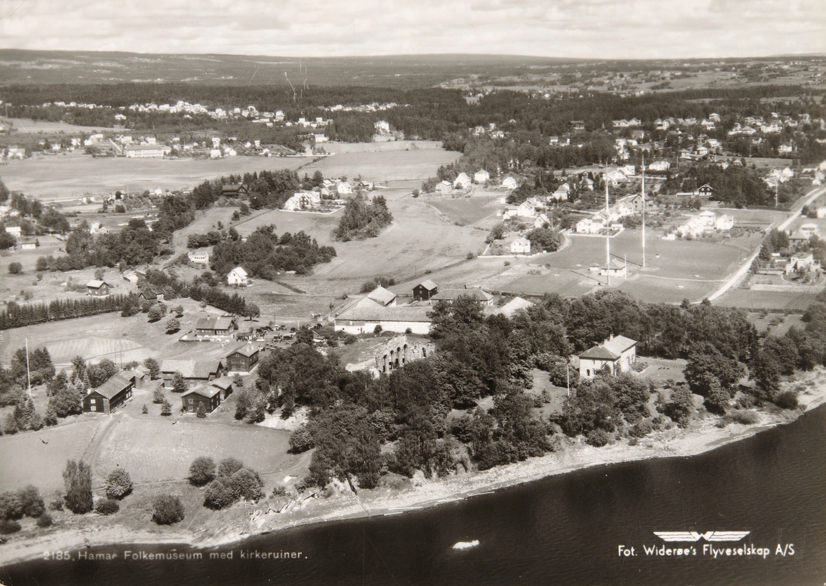 Postkort, Hamar, flyfoto, Domkirkeodden, Hovedbygningen på Storhamar gård som brant 18. juni 1939, Hedmarkstunet, Domkirkeruinen, Hamar Kringkaster, Kringkastingsjordet, nedre Storhamar, utmark for Storhamar gård,