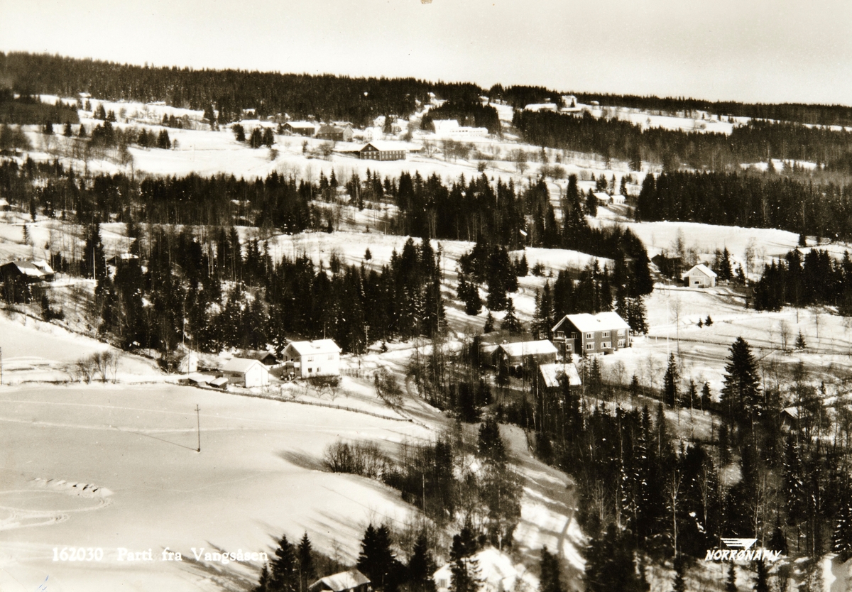 Postkort, Vang, Flyfoto, Torvet, Gåsbuvegen 820 - Veståsvegen, til venstre Torvbua, til høyre Fjellbu Gåsbuvegen 821, vinter