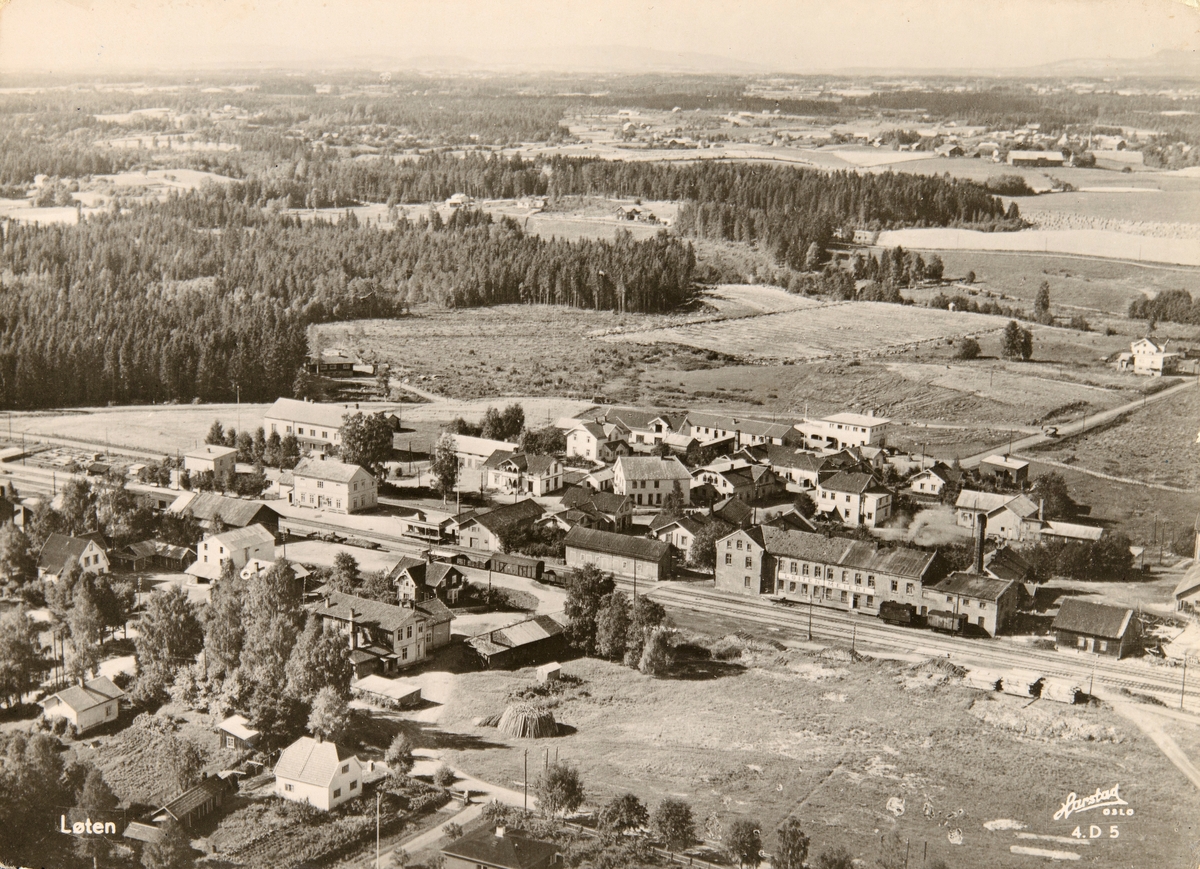 Postkort, Løten sentrum, flyfoto, Stange stasjon, gamle Løiten Meieri i forgrunnen,