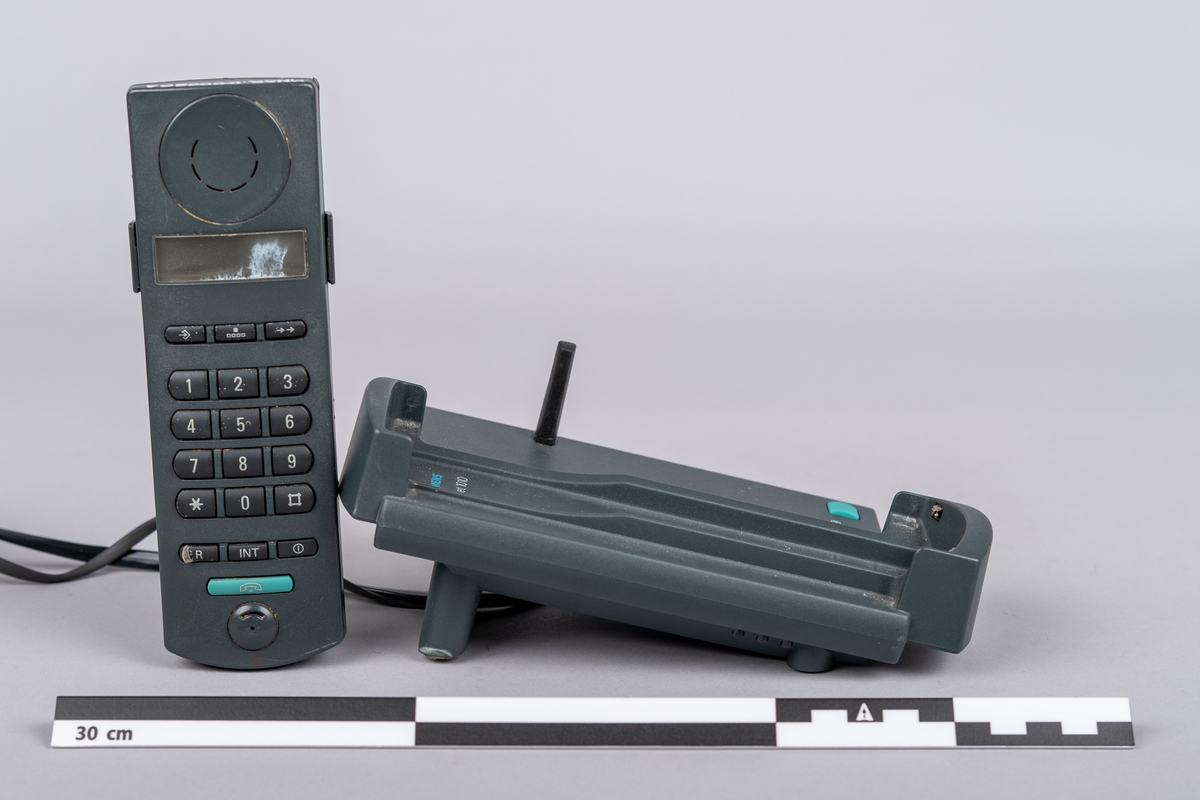 Siemens Gigaset 1000S trådløs bordtelefon.
Apparaten består av håndsett, dokkngstasjon, adapter og ledning. 

Håndsettet har tastatur av 19 trykk knapper: tall (0-9), stjerne, nummertegn, funksjonsknapper. 

Dokkingstasjonen har en ekstern antenne plassert ca 1/3 av veien ned på høyre side av stasjonen. 

Serienummer: 0026024 CT/J3
S30852-S911-Q301-3