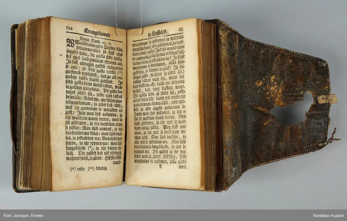 Huvudliggaren:
"Psalmbok fr. Lappland. På lapska språket. 'På lapskt sätt kringsydd med renskinn, så att ena permen bildar förvaringsrum för almanackan.'
Alla de i denna sändn. citerade uppgifter äro tagna fr. gifvarens förteckn. Tryckt i Stockholm 1744. G[åva] af kyrkoh. Joh. Mörtsell i Malå 25/2 1881. Bil. Mörtsell 2."