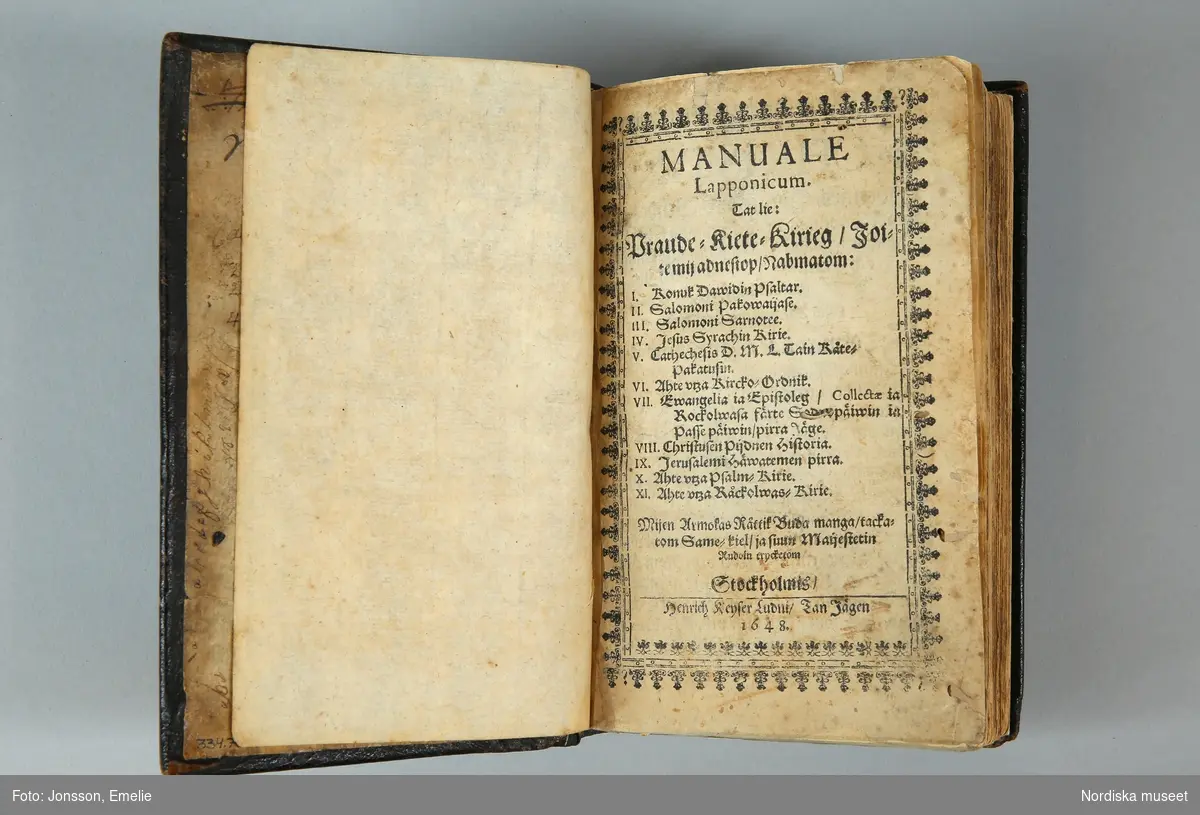 MANUALE LAPPONICUM. Manuale Lapponicum. Tat lie: Praude-Kiete-Kirieg, Joite mij adnestop, Nabmatom. Stockholmisn, Henrich Keyser ludni (Stockholm, Henrich Keyser), första upplaga, tryckår 1648. 
/Ulla-Karin Warberg 2021-11-30