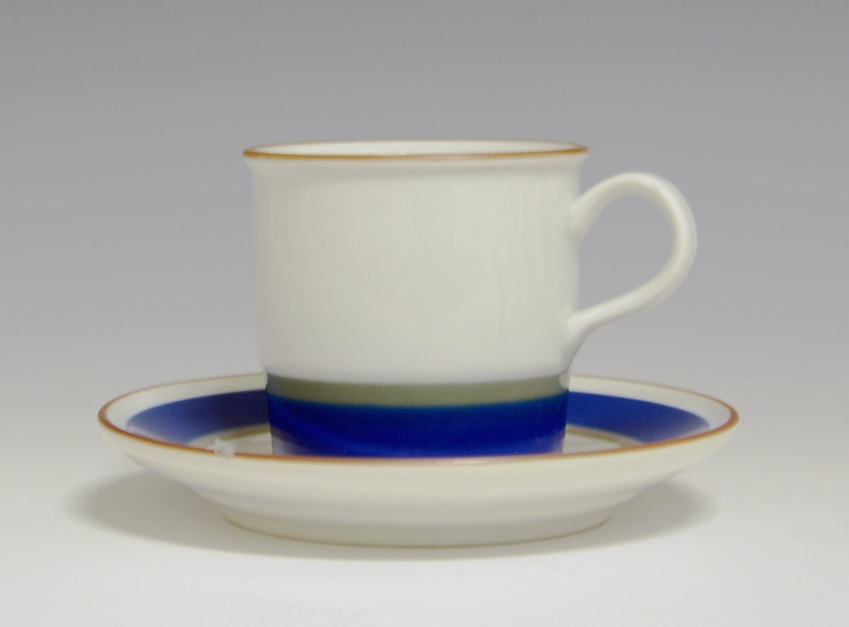 Kaffekopp, "Eystein". Design Eystein Sandnes. Lansert i 1970.
Modell 444/3, Eystein 2440.
Dekor: 80045, Saga.
