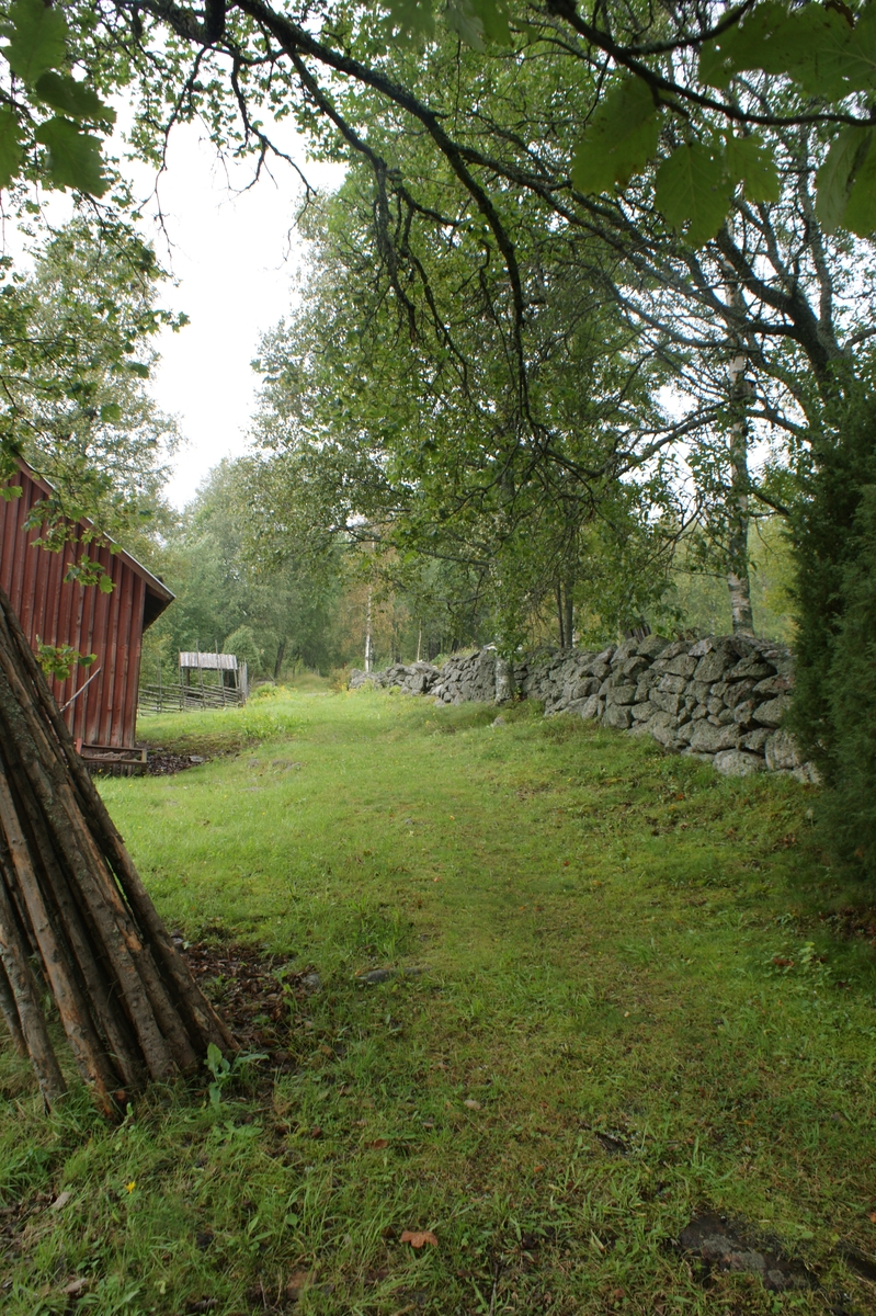 Vy mot stensatt väg.