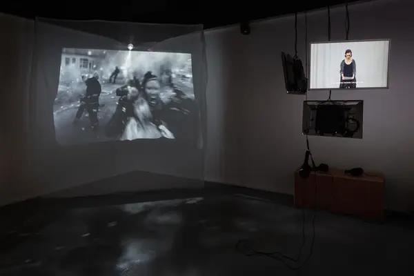 Installasjon, bilde og videofilm i et rom.