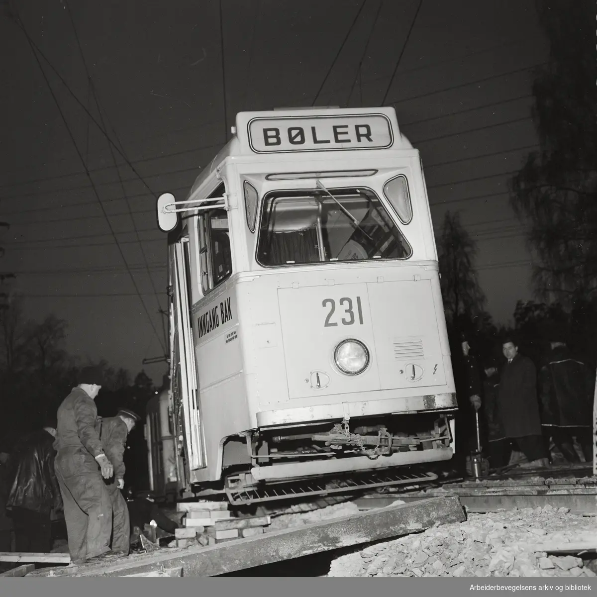 "To meter fra grøfta". Bølertrikken kjørte av sporet ved Høyenhall. 16 November 1965