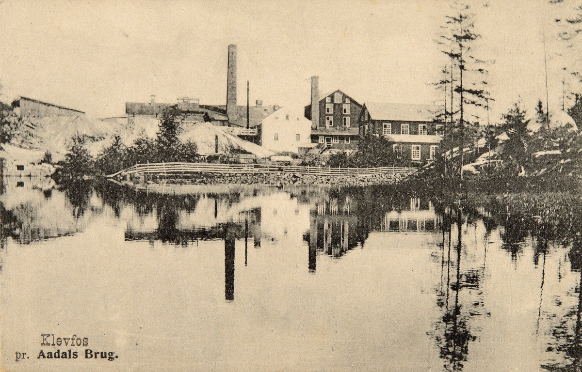 Postkort, Løten, Ådalsbruk, Klevfos Cellulose- & Papirfabrikk, Klevfossdammen i forgrunnen,