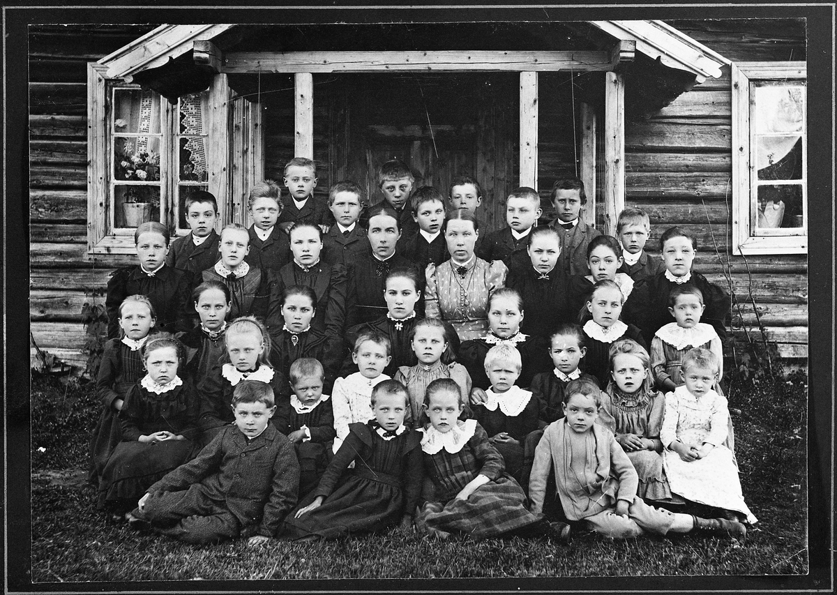 Søndagsskolen på Bøverbru, Vestre Toten, ca. 1893. Personer som er identifisert (nummer som på avisfaksimile, her bilde nr. to): 1.Chr. Hegernes, 2.Hjalmar (Gustav?) Vestheim, 3.Olaf Vestgarden-Sivesind, 4.Adolf Børsvold, 5.Johan Stangjordet, 10.Karine Hager, 11.Karine Kværrnum, 12.Olga Sivesind?, 15.Helene Marie Stangjordet, 16.Olga Moe eller Anne Marie Heksum?, 17.Karen Kværnum, 27.Inga Ligodt, 30. ? (fornavn ukjent) Sivesind, 34.Johan Lier, 38.Helge Lier.