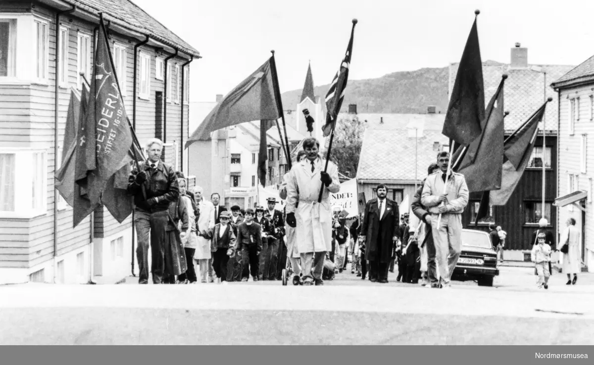 1. mai-toget i 1989. Her ledet an med ordfører Harald Stokke midt  på bildet. Bildet er fra avisa Tidens Krav sitt arkiv i tidsrommet 1970-1994.