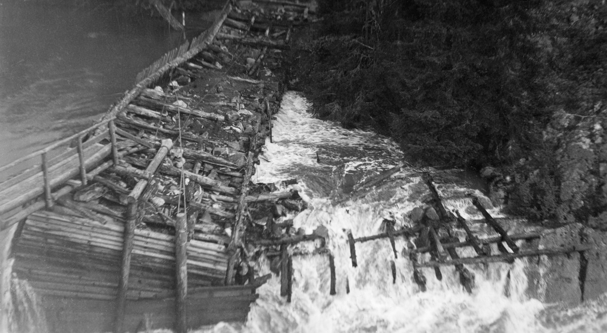 Sølvstudammen, som lå ved det naturlige avløpet fra Isnesfjorden er Ågårdselva, som renner ut fra denne innsjøens nordvestre ende. Ågårdselva har et forholdsvis trangt og stridt løp – 30-50 meter bredt – i et berglendt terreng med bratte bredder. På denne strekningen er det tre fosser, ved Sølvstudammen, Valbrekke og Solli. Ved Sollifossen lå det et stort sagbrukskompleks med drøyt 20 sagrammer – Sanne og Solli bruk – som hentet energi fra elva. Problemet var tilgangen på energi i lavvannsperioder, som ble begrenset av en bergrygg ved Trøsken, mellom Mingevannet og Vestvannet. Dette var på ingen måte noe problem da dette fotografiet ble tatt. i 1934, dels fordi driften Sanne og Solli bruk ble avvikllet i 1925, dels fordi det var storflom i Glommavassdraget. Sølvstudammen hadde imidlertid en regulerende funksjon for fløtinga i Glommas vestre løp, mot tømmertunnelen ved Eidet i Tune. Kort tid etter at dette fotografiet ble tatt ble den forfalne tredammen på dette bildet erstattet av en ny betingdam, som også skulle heve vannspeilet såpass at det ble noe romsligere passasje ved Trøsken. Bildet er tatt omtrent da 1934-flommen kulminerte.