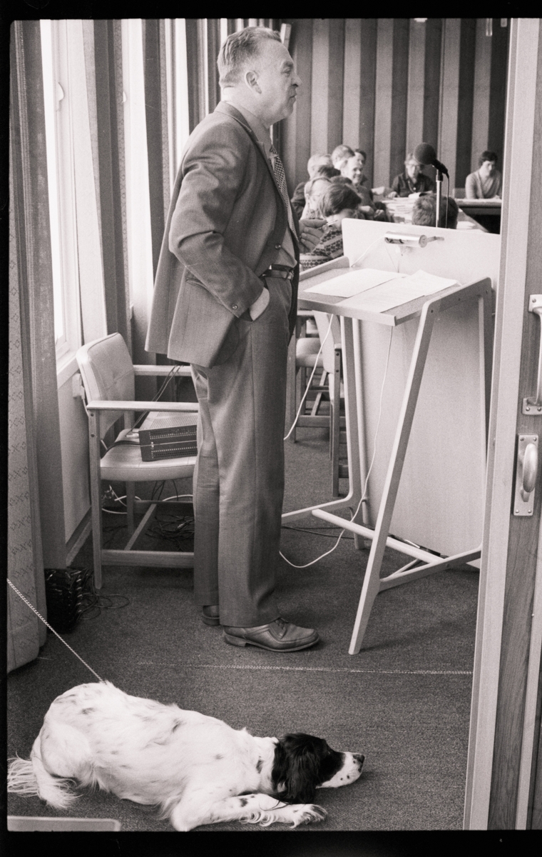 Hans M. Lind på talerstolen i Kvæfjord kommunestyre.
