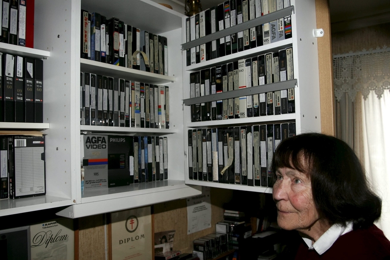 Gunnhild har levert 900 VHS kassettar til museet