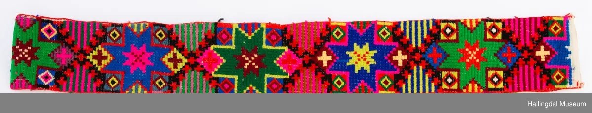 Brodert på stramei med ulltråd over 2 tråder. 8-bladsroser, kors og ruter.