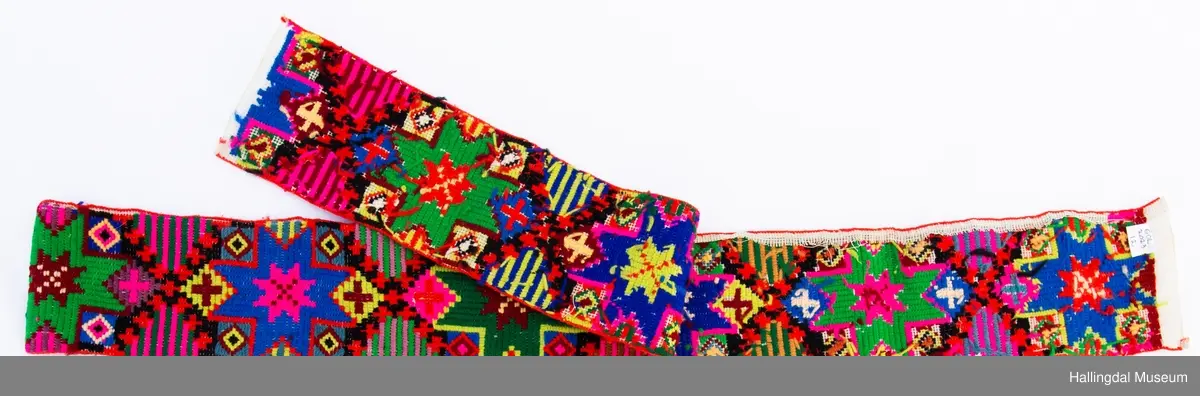 Brodert på stramei med ulltråd over 2 tråder. 8-bladsroser, kors og ruter.