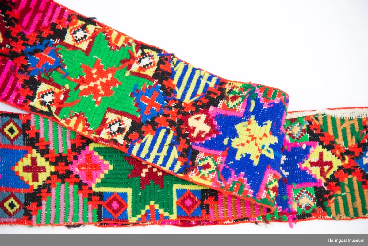 Brodert på stramei med ulltråd over 2 tråder. 8-bladsroser, kors og ruter.