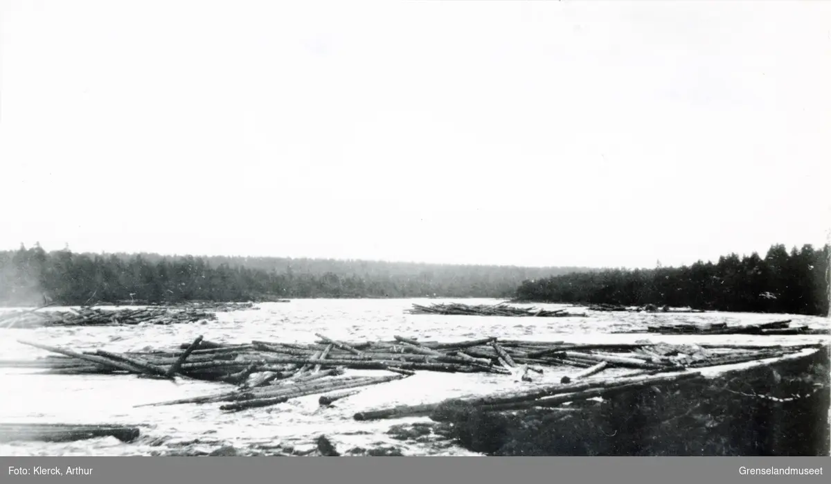 Fra Pasvikfløtingen i 1921. Bindinger nedover Hestefoss av Pasvik Timber. Tømmer tatt fra Norsk side. 