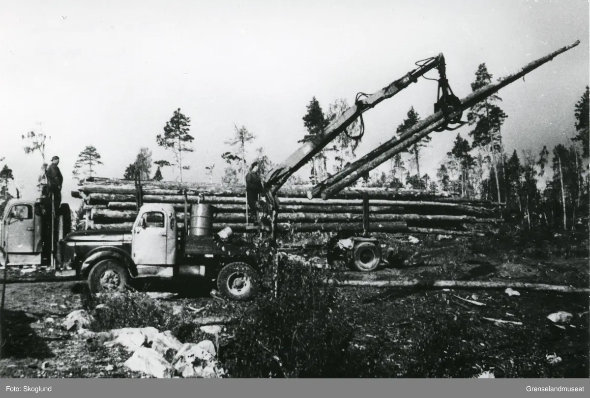 Tømmerkjøring med lastebil. Reidar Hansen og Halvar Mortensen i arbeid. Mekaniseringen av skogbruket siste halvdelen av 1950årene og først i 1960årene. 
