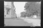 Platensgatan i Linköping. På bilden ser man en anslagstavla. Kullersten. Gatuvy. 

Bilder från gatuhörn i staden Linköping åren 1909 till 1913. Bilderna är tagna i centrala Linköping i ett projekt att dokumentera Linköping för Linköpings stad.