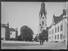 St Persgatan i Linköping. Man ser Linköpings domkyrka och slottet. Vy från Järntorget i Linköping. 
Bilder från gatuhörn i staden Linköping åren 1909 till 1913. Bilderna är tagna i centrala Linköping i ett projekt att dokumentera Linköping för Linköpings stad.