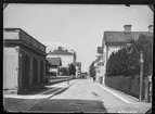 Platensgatan i Linköping. Hörnet mot Ågatan. Man se en skylt för Skräddare på bilden.

Bilder från gatuhörn i staden Linköping åren 1909 till 1913. Bilderna är tagna i centrala Linköping i ett projekt att dokumentera Linköping för Linköpings stad.