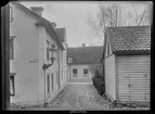 Pilens backe i Linköping.

Bilder från gatuhörn i staden Linköping åren 1909 till 1913. Bilderna är tagna i centrala Linköping i ett projekt att dokumentera Linköping för Linköpings stad.