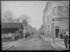 Nygatan i Linköping. Hörnet mot Apotekaregatan. Anslagstavla. Affischer. Nyfikna människor.

Bilder från gatuhörn i staden Linköping åren 1909 till 1913. Bilderna är tagna i centrala Linköping i ett projekt att dokumentera Linköping för Linköpings stad.