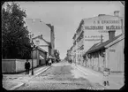 Nygatan i Linköping. Hörnet mot Apotekaregatan. Affärer. Gatuvy. Spannmålsaffär. Skoaffär. Mjölhandel.


Bilder från gatuhörn i staden Linköping åren 1909 till 1913. Bilderna är tagna i centrala Linköping i ett projekt att dokumentera Linköping för Linköpings stad.