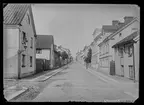 Nygatan i Linköping. Hörnet mot Snickaregatan.

Bilder från gatuhörn i staden Linköping åren 1909 till 1913. Bilderna är tagna i centrala Linköping i ett projekt att dokumentera Linköping för Linköpings stad.