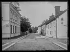 Nygatan i Linköping, hörnet mot Snickaregatan.

Bilder från gatuhörn i staden Linköping åren 1909 till 1913. Bilderna är tagna i centrala Linköping i ett projekt att dokumentera Linköping för Linköpings stad.