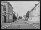 Nygatan i Linköping, hörnet mot Repslagaregatan.
Bilder från gatuhörn i staden Linköping åren 1909 till 1913. Bilderna är tagna i centrala Linköping i ett projekt att dokumentera Linköping för Linköpings stad.