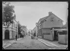 Nygatan i Linköping. Nygatan 48, Handelskammaren, till vänster i bild.

Bilder från gatuhörn i staden Linköping åren 1909 till 1913. Bilderna är tagna i centrala Linköping i ett projekt att dokumentera Linköping för Linköpings stad.