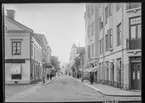 Nygatan i Linköping. Hörnet mot Hospitalstorget. Butiker och skyltar.

Bilder från gatuhörn i staden Linköping åren 1909 till 1913. Bilderna är tagna i centrala Linköping i ett projekt att dokumentera Linköping för Linköpings stad.