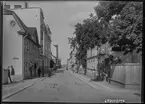 Nygatan i Linköping, hörnet mot Läroverksgatan. Man ser ingången till Maria Teschs fotoateljé till höger i bild.

Fotograf. Ateljéfotograf. 

Bilder från gatuhörn i staden Linköping åren 1909 till 1913. Bilderna är tagna i centrala Linköping i ett projekt att dokumentera Linköping för Linköpings stad.