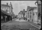 Nygatan i Linköping, korsningen mot Klostergatan.

Bilder från gatuhörn i staden Linköping åren 1909 till 1913. Bilderna är tagna i centrala Linköping i ett projekt att dokumentera Linköping för Linköpings stad.