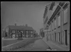 Nygatan i Linköping. Telefonkiosk. Rikstelefon. Torg.

Bilder från gatuhörn i staden Linköping åren 1909 till 1913. Bilderna är tagna i centrala Linköping i ett projekt att dokumentera Linköping för Linköpings stad.