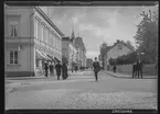 St Larsgatan i Linköping. Korsningen mot Kungsgatan. Man ser en man i hatt i mitten av bilden. Folkvimmel. Gatuvy. Centrum.

Bilder från gatuhörn i staden Linköping åren 1909 till 1913. Bilderna är tagna i centrala Linköping i ett projekt att dokumentera Linköping för Linköpings stad.