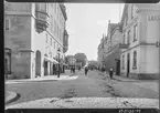 St Larsgatan i Linköping. 

Bryggeri. Trikåmagasinet. Kullersten. Gatuvy. 

Bilder från gatuhörn i staden Linköping åren 1909 till 1913. Bilderna är tagna i centrala Linköping i ett projekt att dokumentera Linköping för Linköpings stad.