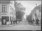 St Larsgatan i Linköping. Korsningen mot Storgatan. Cigarraffär. Folkvimmel. Människor. Kullersten,

Bilder från gatuhörn i staden Linköping åren 1909 till 1913. Bilderna är tagna i centrala Linköping i ett projekt att dokumentera Linköping för Linköpings stad.