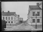 St Larsgatan i Linköping. Kristliga föreningen af unga kvinnor till vänster i bild.

Bilder från gatuhörn i staden Linköping åren 1909 till 1913. Bilderna är tagna i centrala Linköping i ett projekt att dokumentera Linköping för Linköpings stad.